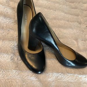 Lightly worn Nine West pumps!